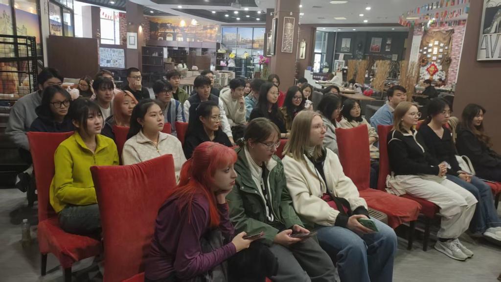 中外青年畅谈大学生活，歌声中凝聚文化与理解——欧洲语言学院成功开展马可波罗俱乐部中外文化交流活动