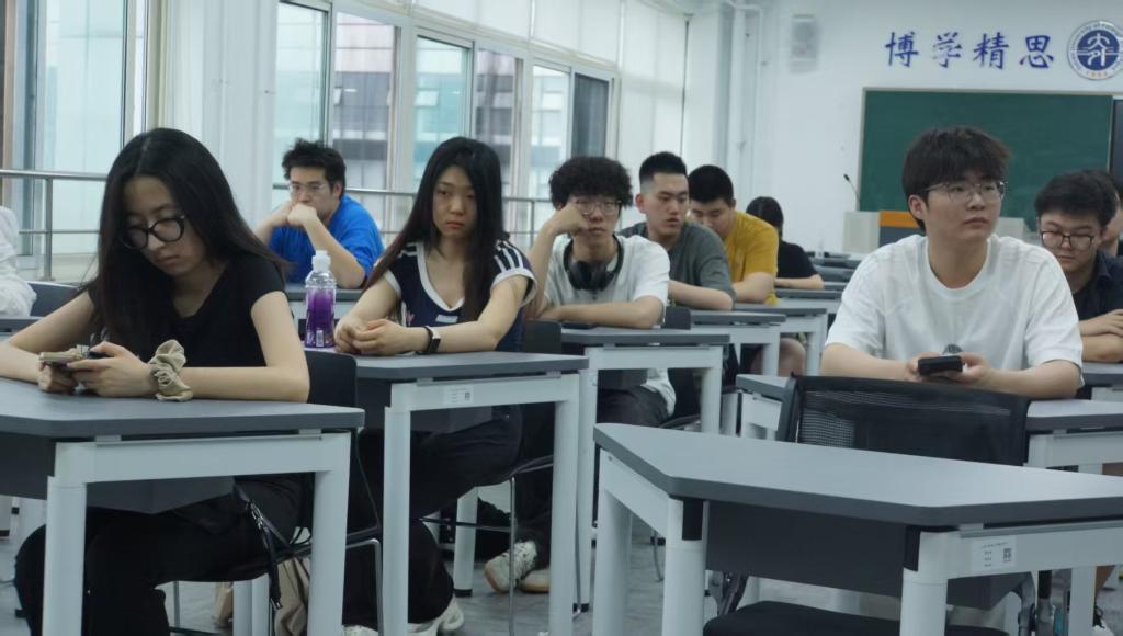 欧洲语言学院召开2025年平安留学会